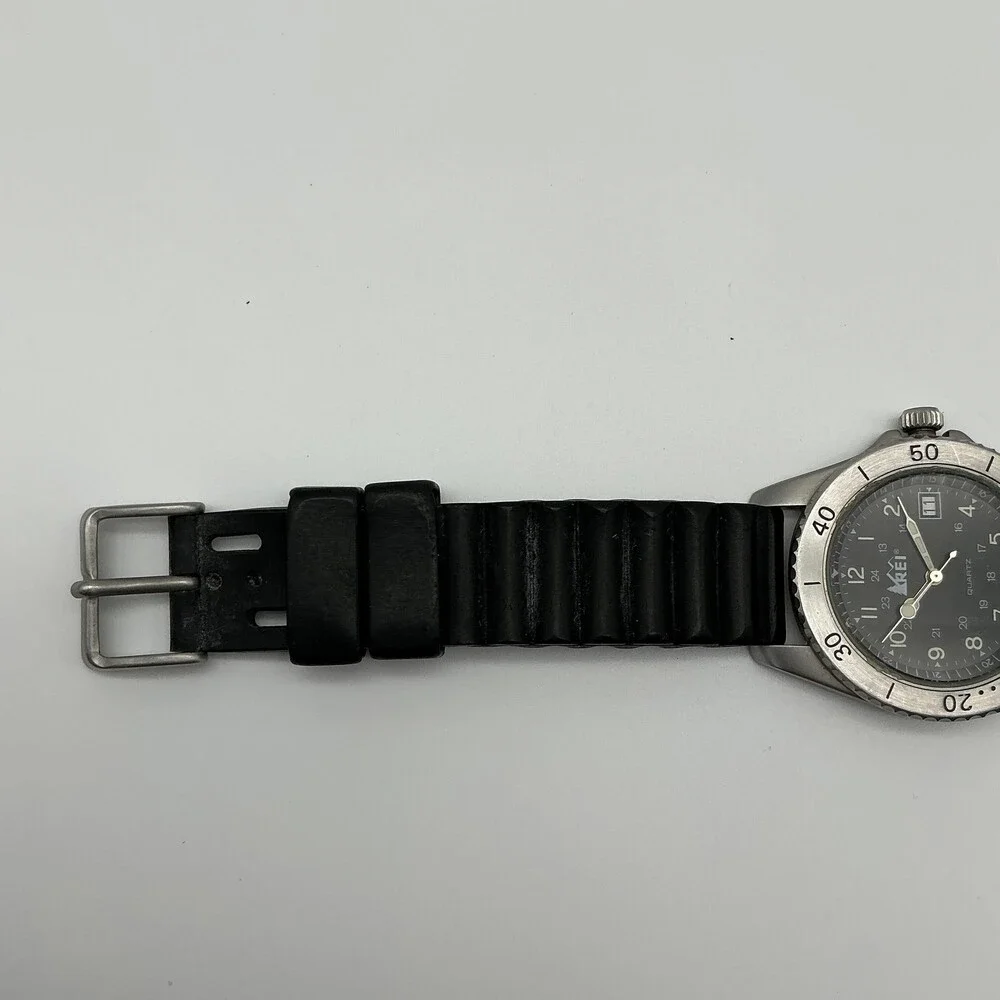 REI Mens Watch 36mm Silver TOneBlack Dial Swiss Diver Rubber 100M New Battery